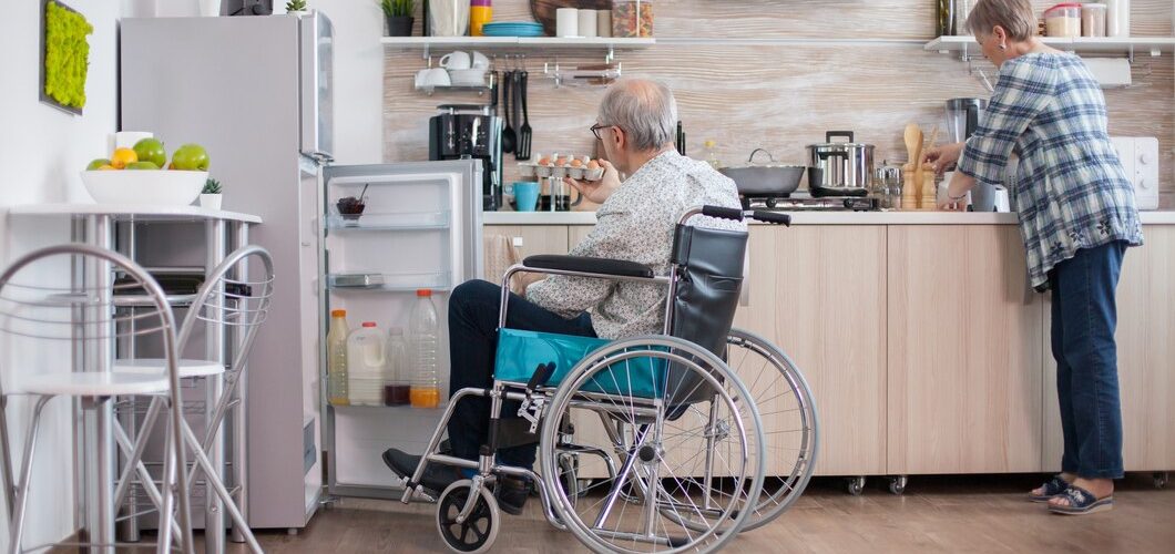 Ergonomiczne sztućce dla seniorów i osób niepełnosprawnych. Jak ułatwiają codzienne czynności kuchenne?