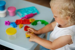 Wpływ terapii sensorycznej na rozwój dziecka za pomocą innowacyjnych akcesoriów