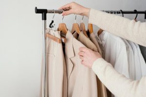 Odkrywając sekrety kapsułowej garderoby: jak stworzyć minimalistyczny ale efektowny zestaw ubrań?