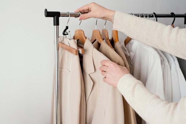 Odkrywając sekrety kapsułowej garderoby: jak stworzyć minimalistyczny ale efektowny zestaw ubrań?