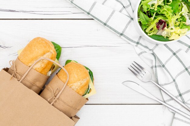 Eko-trendy w gastronomii – jak biodegradowalne pojemniki obiadowe zmieniają branżę Horeca