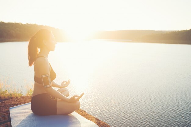 Sztuka uważności w codziennym życiu: jak mindfulness wpływa na nasze samopoczucie