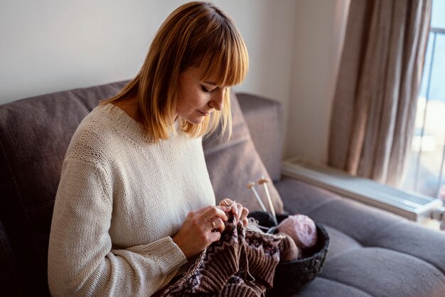 Komfort i styl: Jak wybrać idealną odzież do karmienia piersią